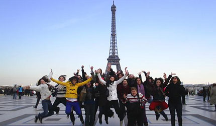 Explorica students enjoying Paris.